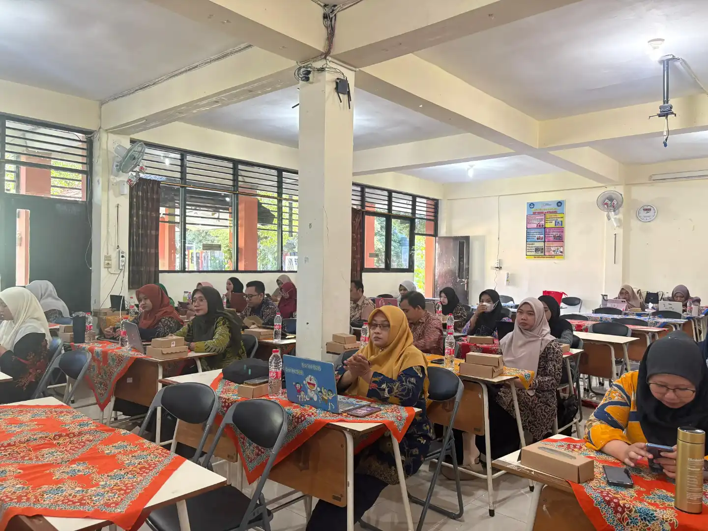 Peserta kelas dan pelatihan Textoria mengikuti sesi materi di dalam ruang kelas.