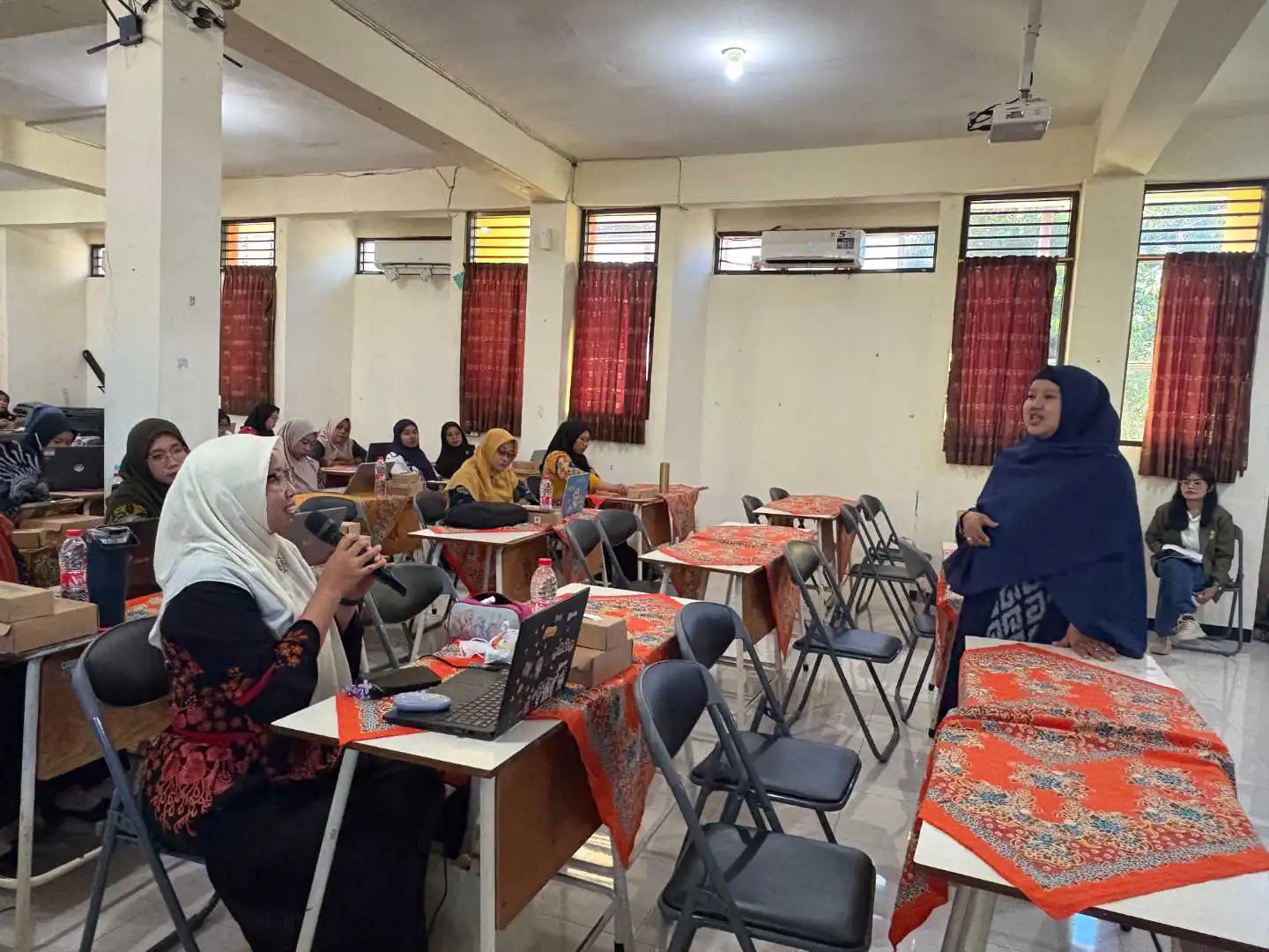 Peserta berdiskusi dan menyampaikan pertanyaan dalam pelatihan Textoria.