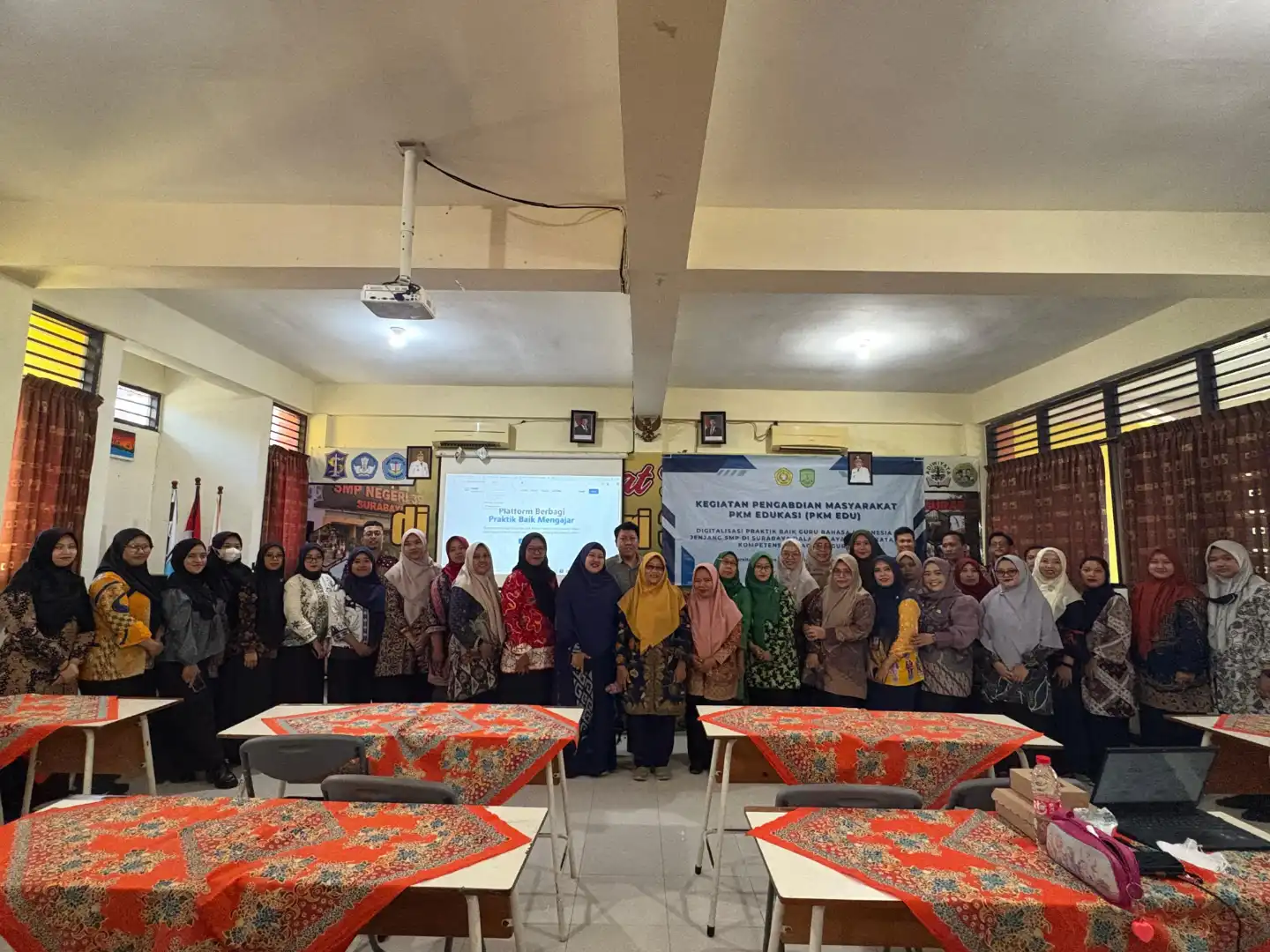 Foto bersama peserta dan fasilitator setelah kegiatan kelas dan pelatihan Textoria.